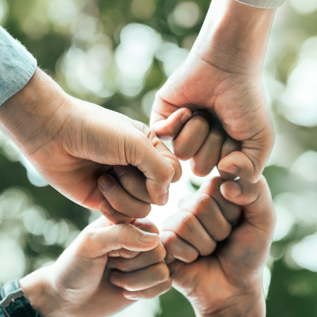 Weltumwelttag und globales Community Teamwork. Freiwillige, die an dem Konzept Kooperieren, um den Wald zu schützen und die Menschen beteiligen sich für den Erfolg. nachhaltige Entwicklung